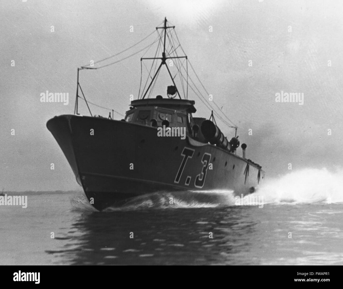 AJAXNETPHOTO. 1939. SOLENT, ENGLAND. -HIGH-SPEED-SPECIAL - T3 UND EINE SCHWESTER-SCHIFF-T4 VON VOSPER LTD PORTSMOUTH FÜR DIE GRIECHISCHE MARINE GEBAUT. T3 WURDE ERSTER WELTKRIEG II PRODUKTION HANDWERK ZUSAMMEN MIT T4 WURDE VON R.N AS BESCHLAGNAHMT MTB 70 UND 69. ANGETRIEBEN VON DREI BENZINMOTOREN DER ISOTTA FRASCHINI HATTE DIE BOOTEN EINE GESCHWINDIGKEIT VON MEHR ALS 43 KNOTEN. FOTO: VT SAMMLUNG/AJAXNETPHOTO REF: T3 MTB70 Stockfoto