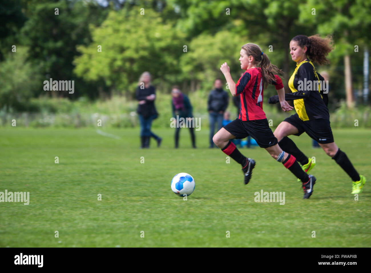 Mädchen spielen Fußball in den Niederlanden Stockfoto