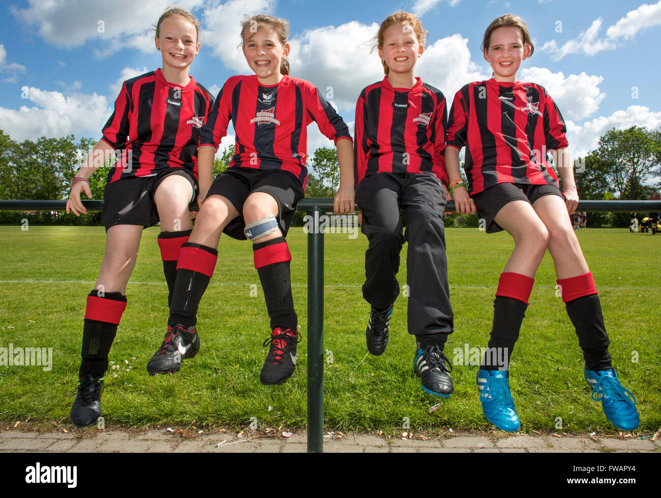 Mädchen spielen Fußball in den Niederlanden Stockfoto