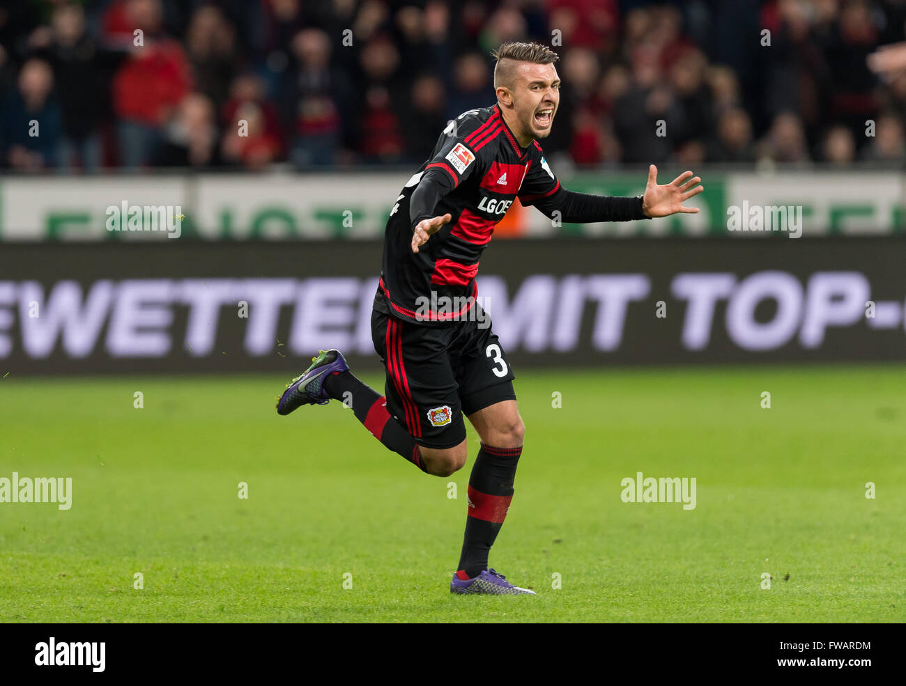 Leverkusens Vladlen Yurchenko feiert sein 3: 0-Tor der deutschen Fußball-Bundesliga-Fußballspiel zwischen Bayer Leverkusen und dem VfL Wolfsburg in der BayArena in Leverkusen, Deutschland, 1. April 2016. Foto: GUIDO KIRCHNER/dpa Stockfoto