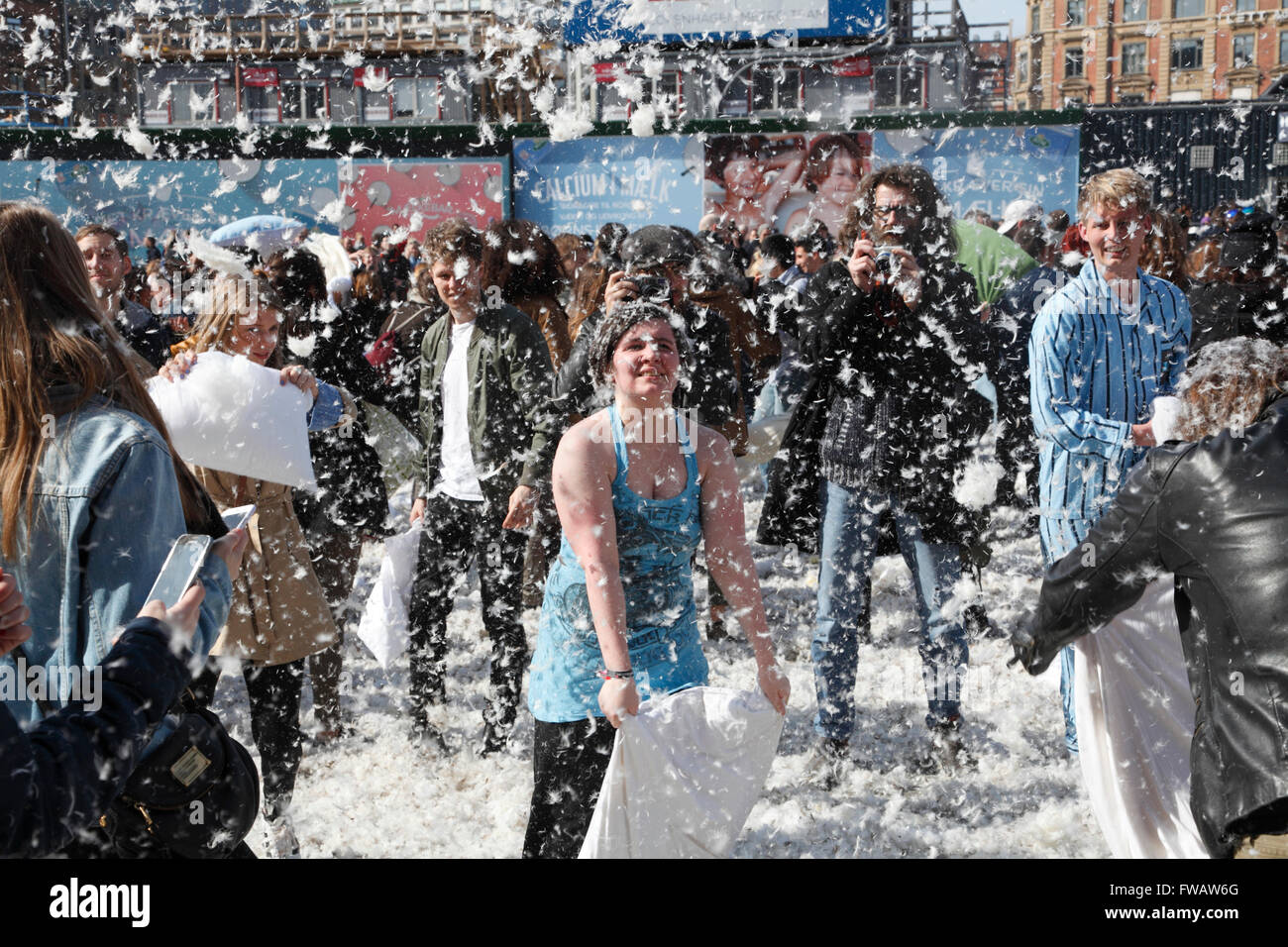 Kopenhagen, Dänemark, 2. April 2016. Massive Kissenschlachten in der Rathausplatz in Kopenhagen auf dem 7. Internationalen Kissenschlacht Tag viele Hunderte von Teilnehmern und Zuschauern aller Altersgruppen an diesem sonnigen Samstag Nachmittag anziehen. Mehr als 100 Städten rund um die Welt nehmen Sie Teil an diesem spektakulären und lustige Veranstaltung. Hinter der Idee ist die städtische Spielplatz Bewegung, eine spielerische Teil des größeren öffentlichen Raum Bewegung. Credit: Niels Quist/Alamy leben Nachrichten Stockfoto