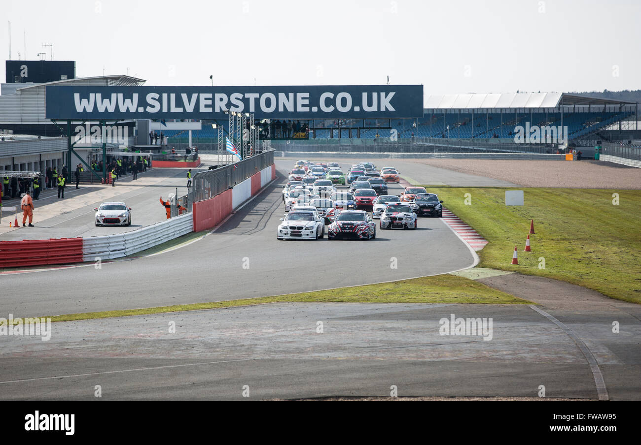 Silverstone im Vereinigten Königreich. 2. April 2016. Rennstart Hankook-24-Stunden-Tourenwagen-Serie in Silverstone UK Credit: Steven Reh/Alamy Live News Stockfoto