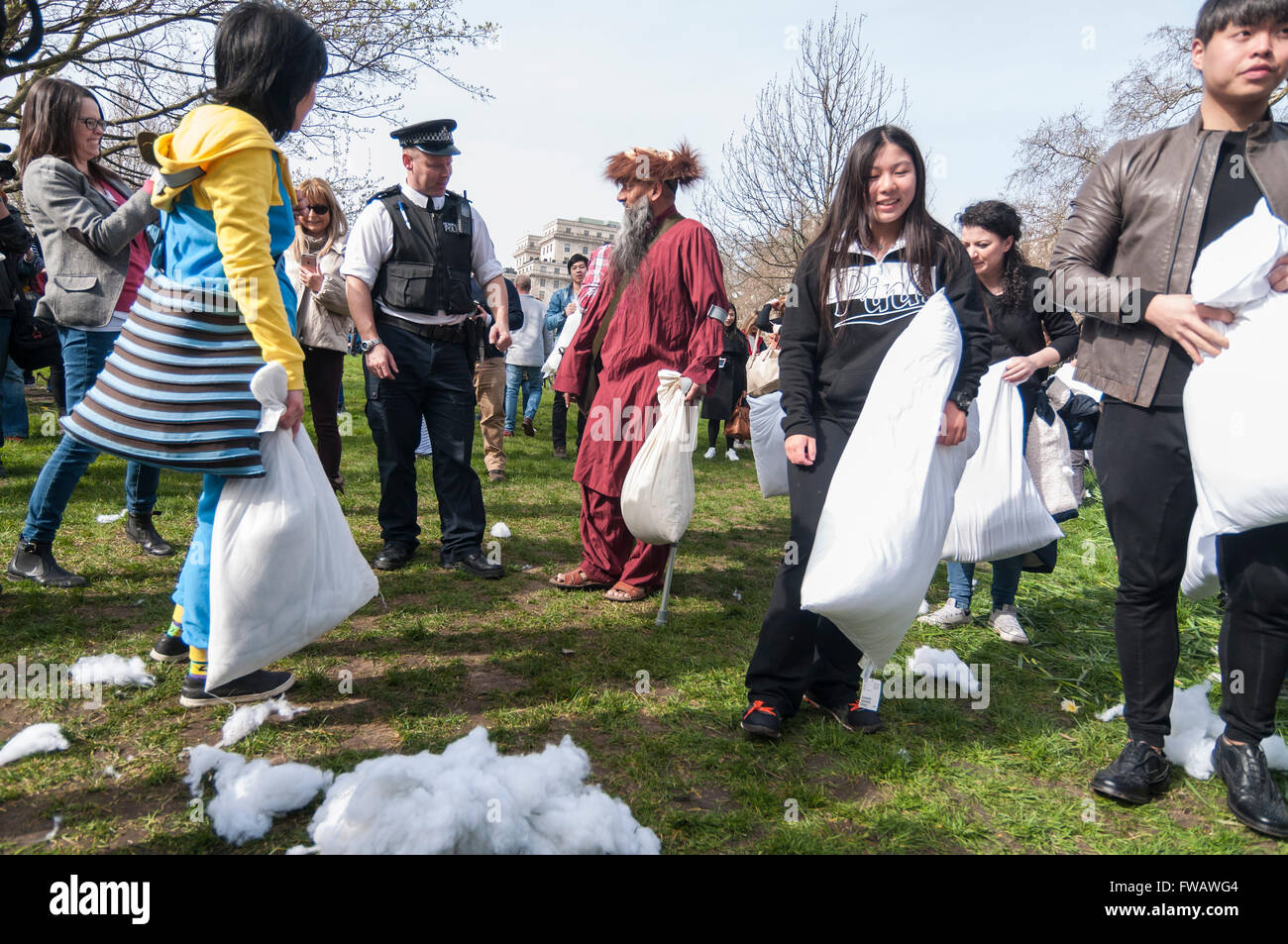 London, UK.  2. April 2016.  Polizei sind anwesend, wie Nachtschwärmer eine Kissenschlacht in Green Park als Teil der International Pillow Fight Day teilnehmen.  Die ursprünglich auf dem Trafalgar Square stattfinden, die Veranstaltung fand in einer der königlichen Parks in London, unterhaltsam viele Touristen vorbei. Bildnachweis: Stephen Chung / Alamy Live News Stockfoto