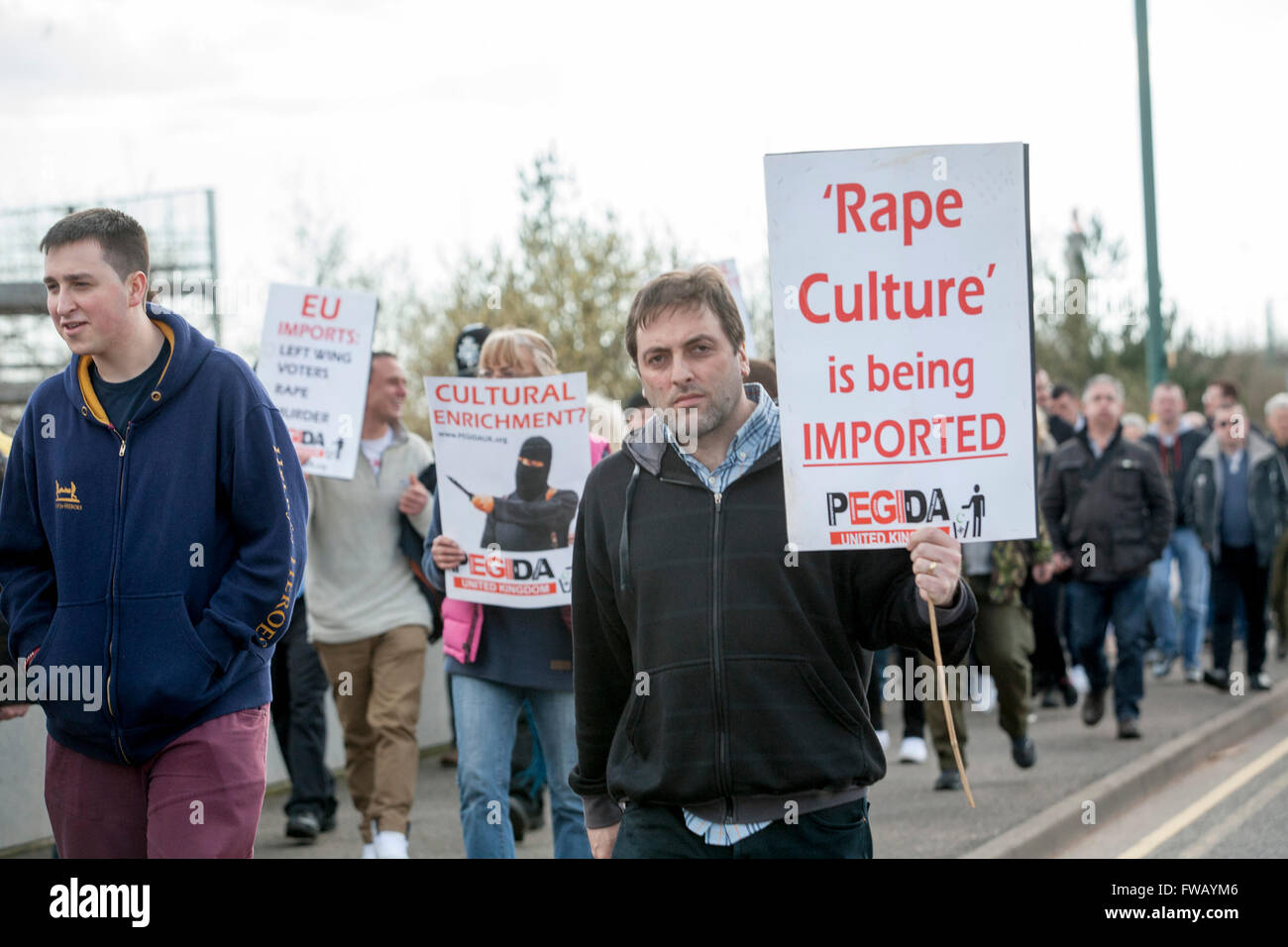 Birmingham, Großbritannien. 2. April 2016. Der ehemalige edl Leader tommy Robinson führt pegida März in Birmingham gegen die wachsende Islamisierung der britischen und europäischen Ländern Credit: Amer ghazzal/alamy leben Nachrichten Stockfoto