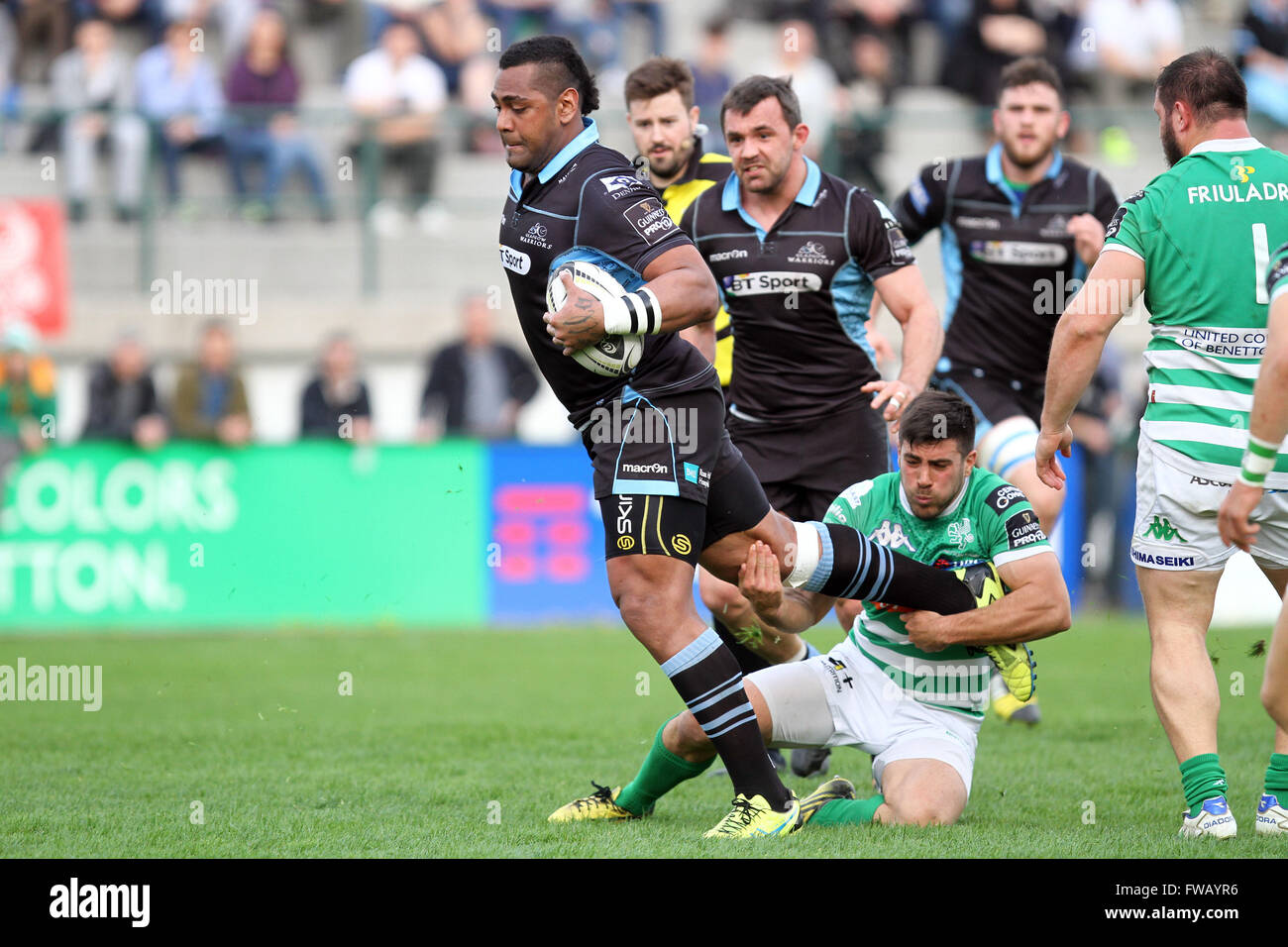 Treviso, Italien. 2. April 2016. Glasgow Warriors Spieler Sila Puafisi (L) Benetton Trevisos Mitspielers Edoardo Gori während Rugby Guinness Pro12-Spiels zwischen Benetton Treviso und Glasgow Warriors gestoppt. Glasgow Warriors schlägt 38-16 Benetton Treviso Rugby Guinness Pro12 Spiel im Stadion Monigo in Treviso. © Andrea Spinelli/Pacific Press/Alamy Live-Nachrichten Stockfoto