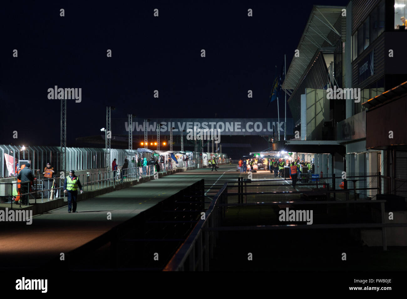 Towcester, Northamptonshire, UK. 2. April 2016. Nachtrennen hat begonnen bei Hankook 24 Stunden Tourenwagen-Serie Credit: Steven Reh/Alamy Live News Stockfoto