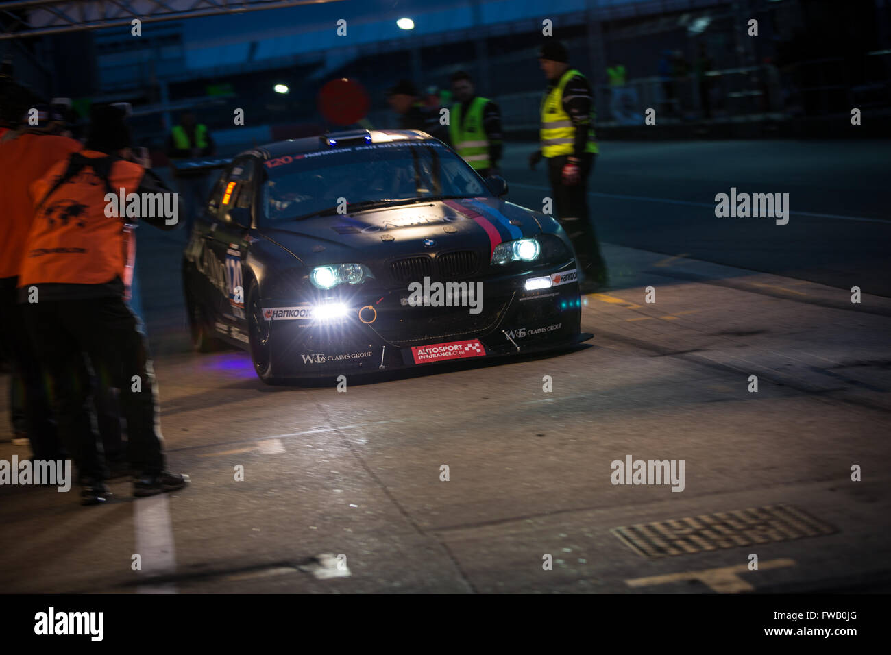 Towcester, Northamptonshire, UK. 2. April 2016. Nachtrennen hat begonnen bei Hankook 24 Stunden Tourenwagen-Serie Credit: Steven Reh/Alamy Live News Stockfoto