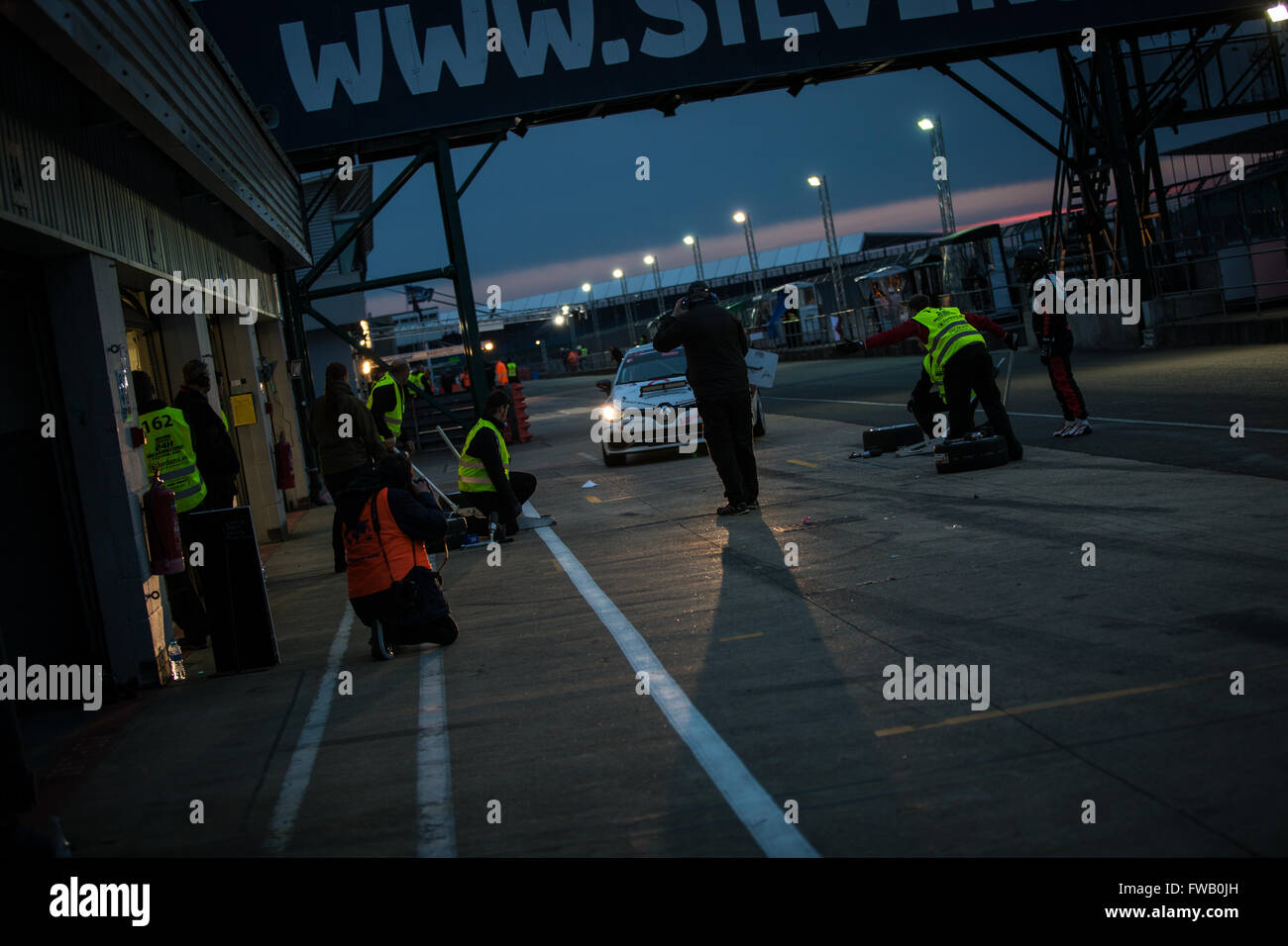 Towcester, Northamptonshire, UK. 2. April 2016. Nachtrennen hat begonnen bei Hankook 24 Stunden Tourenwagen-Serie Credit: Steven Reh/Alamy Live News Stockfoto