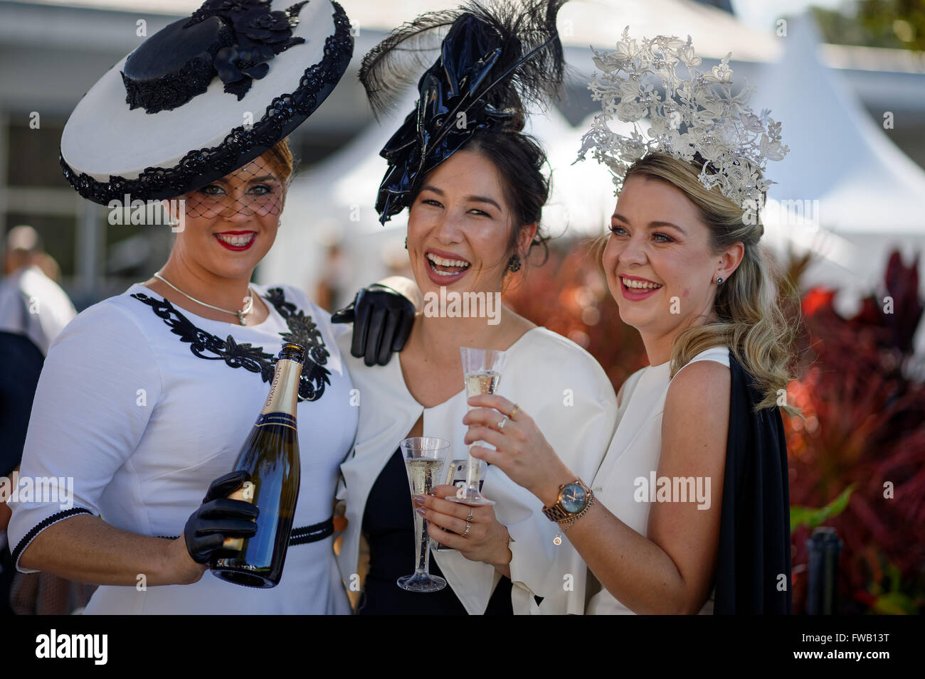 Sydney, Australien. 2. April 2016. Frauen genießen Sie das Ambiente der Myer-Mode auf den Bereich Wettbewerb am Royal Randwick, The Championships Day wenn Racegoers in monochromen Ensembles Kleid zu beeindrucken und konkurrieren um die Strecke am besten gekleideten Männer und Frauen und ein Stück der Preispool $60.000. © Hugh Peterswald/Pacific Press/Alamy Live-Nachrichten Stockfoto