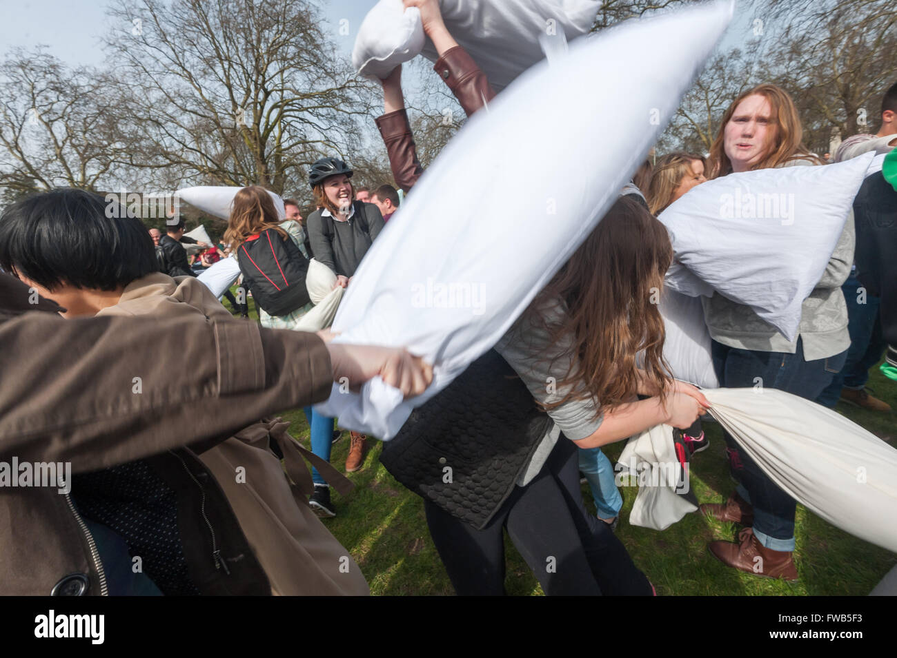 London, UK. 2. April 2016. Hunderte kommen mit Kissen zur Teilnahme an einer riesigen Kissenschlacht trotz offiziellen Versuche, diese jährliche Veranstaltung, zog im 24 Stunden im Voraus zu Kennington Park zu stoppen. Ein paar Links, wenn Polizei sagte sie das Ereignis war abgebrochen, aber die meisten waren, um den Kampf zu genießen.  Dies war das 9. Jahr ähnlich massive Kissen kämpft in mehr als 50 anderen Städten auf der ganzen Welt inspiriert durch die städtische Spielplatz-Bewegung behauptet, Städte sind öffentliche Räume für Menschen. Peter Marshall/Alamy Live-Nachrichten Stockfoto