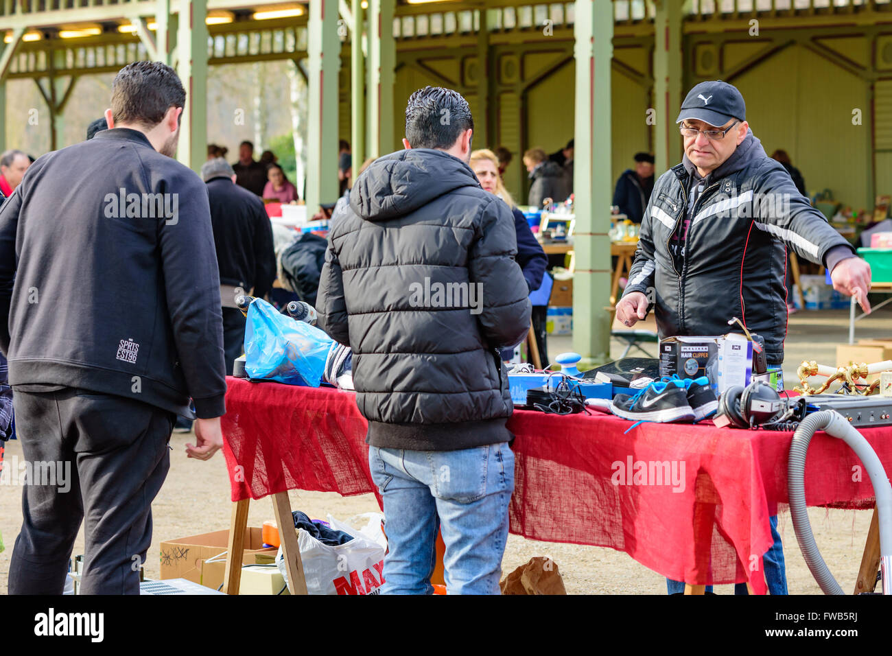 Ronneby, Schweden. 3. April 2016: Premiere-Tag für die wöchentlichen Flohmarkt in der alten Markthalle im öffentlichen Park Ronneby Brunn. Dieser Flohmarkt zieht die Menschen zu Tausenden in der Hoffnung, ein Schnäppchen zu machen oder nur um die Begeisterung zu genießen. Der Flohmarkt in Ronneby ist eine touristische Attraktion im ganzen Frühling, Sommer und Herbst. © Ingemar Magnusson / Alamy Stock Foto Stockfoto