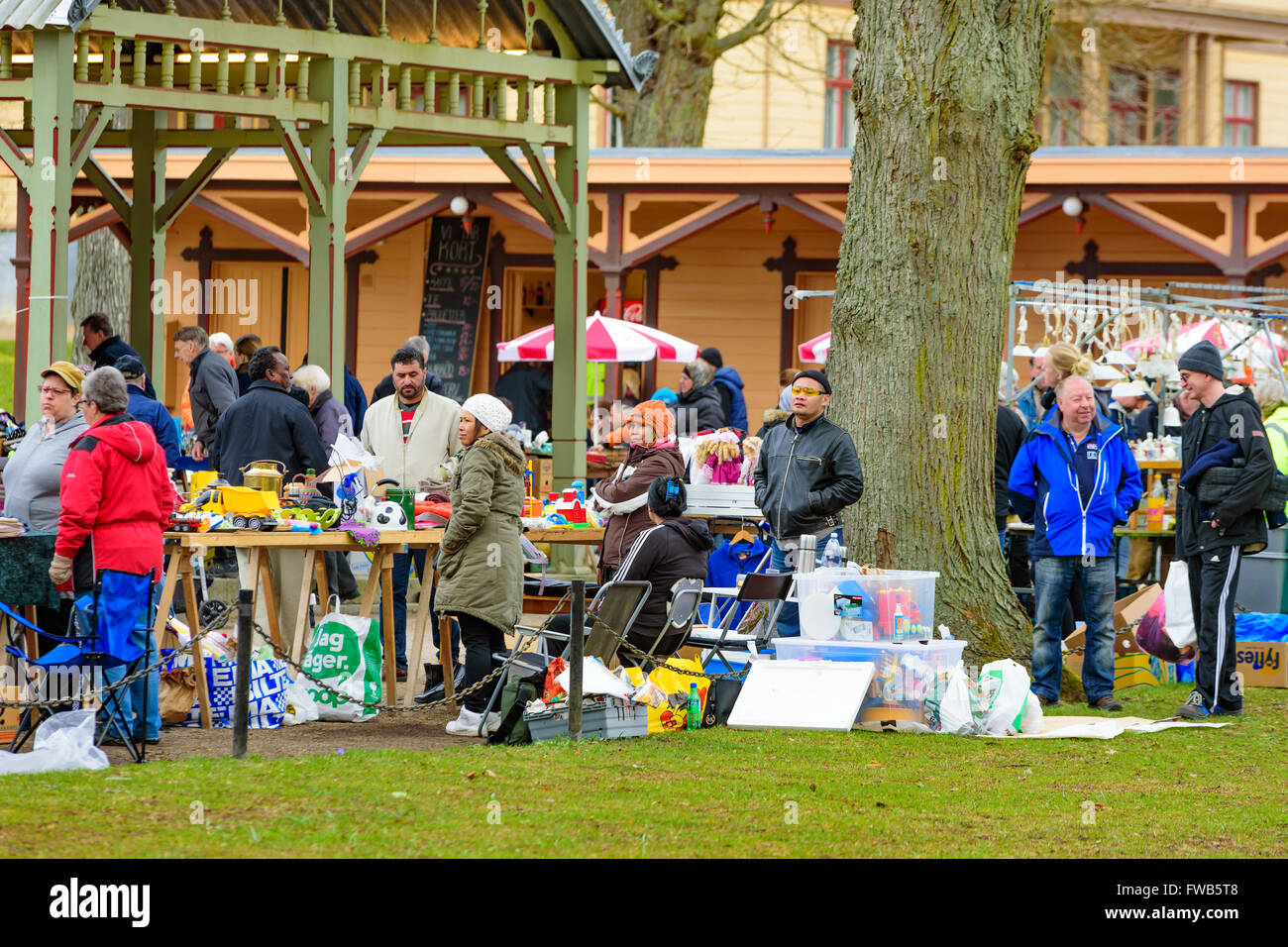 Ronneby, Schweden. 3. April 2016: Premiere-Tag für die wöchentlichen Flohmarkt in der alten Markthalle im öffentlichen Park Ronneby Brunn. Dieser Flohmarkt zieht die Menschen zu Tausenden in der Hoffnung, ein Schnäppchen zu machen oder nur um die Begeisterung zu genießen. Der Flohmarkt in Ronneby ist eine touristische Attraktion im ganzen Frühling, Sommer und Herbst. © Ingemar Magnusson / Alamy Stock Foto Stockfoto