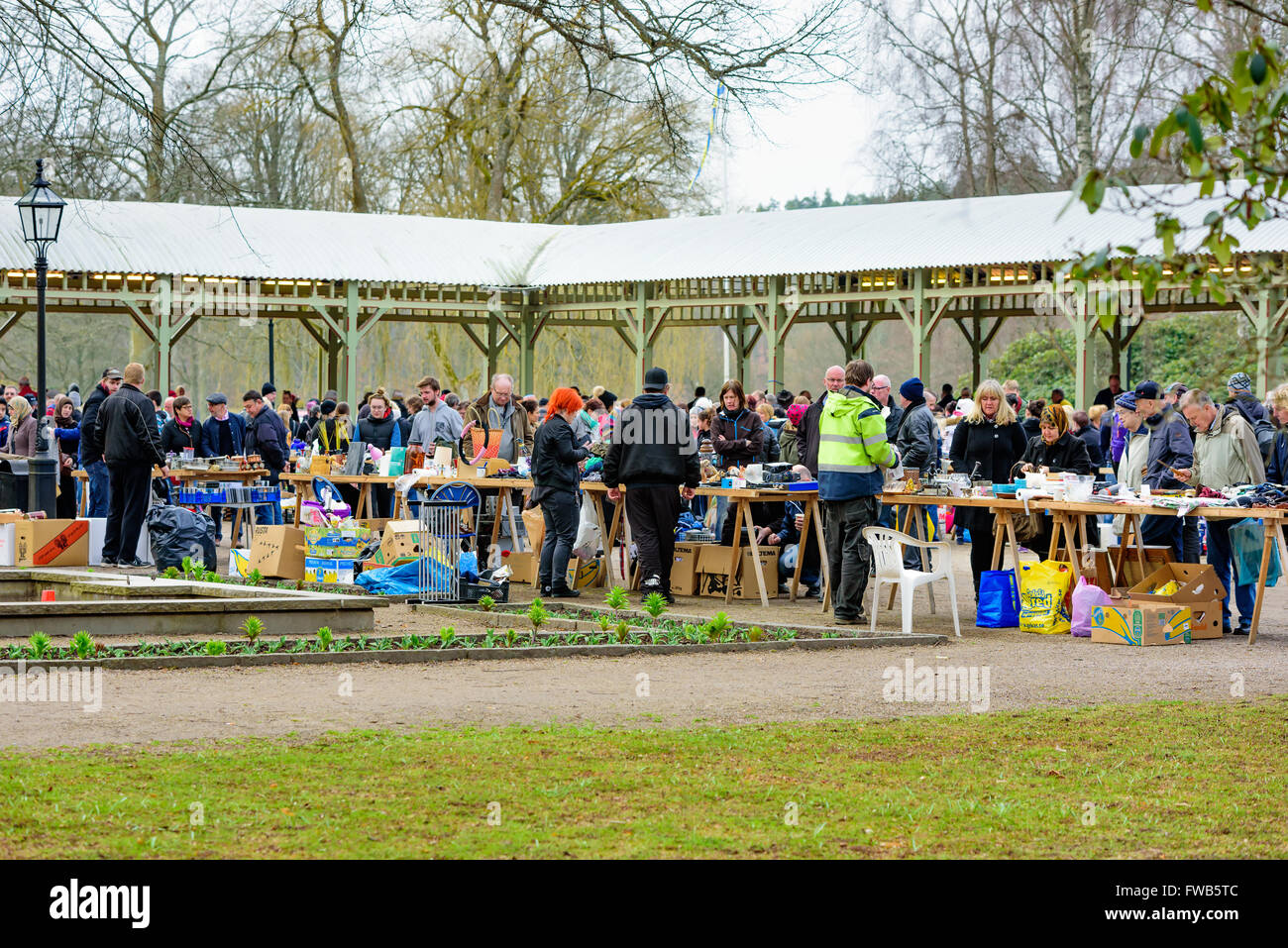 Ronneby, Schweden. 3. April 2016: Premiere-Tag für die wöchentlichen Flohmarkt in der alten Markthalle im öffentlichen Park Ronneby Brunn. Dieser Flohmarkt zieht die Menschen zu Tausenden in der Hoffnung, ein Schnäppchen zu machen oder nur um die Begeisterung zu genießen. Der Flohmarkt in Ronneby ist eine touristische Attraktion im ganzen Frühling, Sommer und Herbst. © Ingemar Magnusson / Alamy Stock Foto Stockfoto