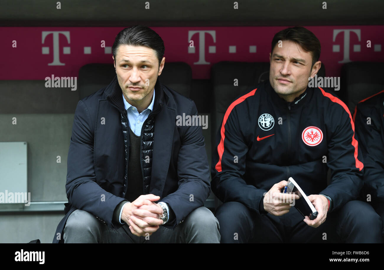 Frankfurts Trainer Niko Kovac (r) und Co-Trainer Robert Kovac während der deutschen Fußball-Bundesliga-Fußball match zwischen FC Bayern München und Eintracht Frankfurt in der Allianz Arena in München, Deutschland, 2. April 2016. Foto: Andreas Gebert/Dpa - NO-Draht-Dienst- Stockfoto