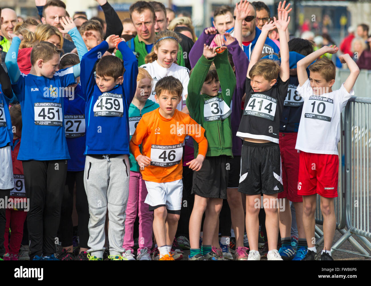 Bournemouth, Dorset, Vereinigtes Königreich, 3. April 2016. Kinder, die am 1k. Kinderspaß/familienfreundlichen Lauf teilnehmen, Teil des Bournemouth Bay Run - 1k. Familienspaß-Lauf entlang der Küste von Bournemouth. Die Teilnehmer wollen lebenswichtige Mittel für die britische Herzstiftung zur Bekämpfung von Herzkrankheiten aufbringen. Das Wetter begann kühl und bewölkt, gefolgt von Sonnenschein und Wärme. Kredit: Carolyn Jenkins/Alamy Live News Stockfoto