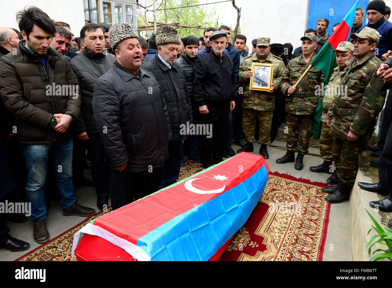 (160403)--BAKU, 3. April 2016 (Xinhua)--Menschen besuchen die Beerdigung eines Dorfbewohners, der im Konflikt mit Armenien, Aserbaidschan Terter Bezirk an der Grenze der umstrittenen Region Bergkarabach zur 3. April 2016 getötet wurde. Aserbaidschan einseitig alle militärischen Operationen und Bekämpfungsmaßnahmen in den hochgespannten umstrittenen Region Berg-Karabach mit Armenien ausgesetzt, sagte der aserbaidschanischen Verteidigungsministerium am Sonntag. (Xinhua/Tofik Babayev) Stockfoto