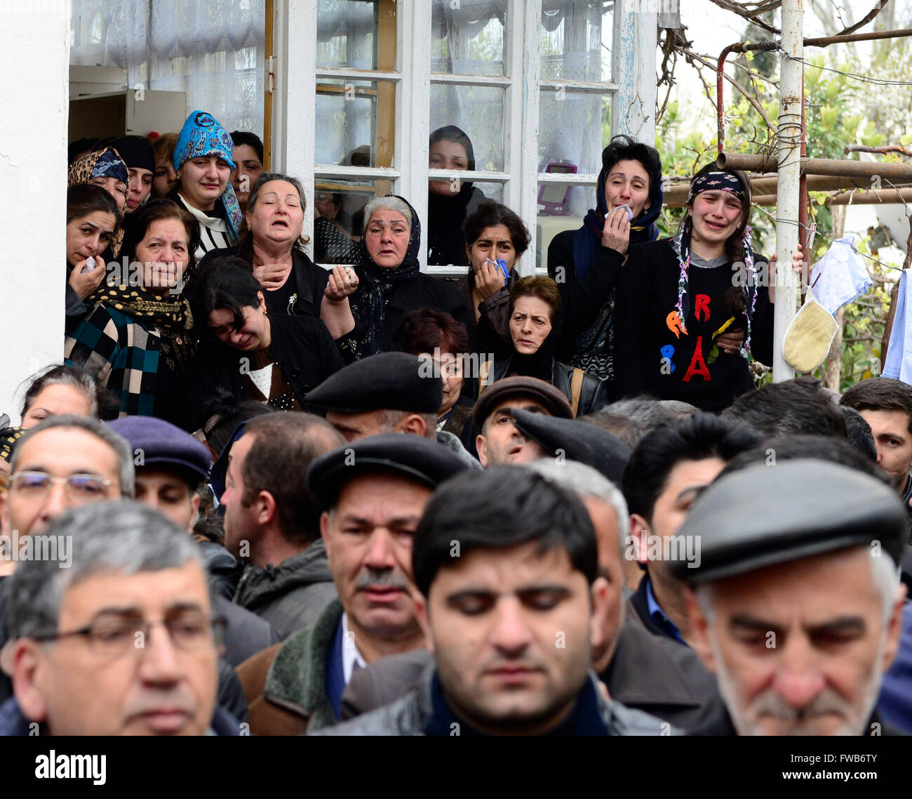 (160403)--BAKU, 3. April 2016 (Xinhua)--Menschen besuchen die Beerdigung eines Dorfbewohners, der im Konflikt mit Armenien, Aserbaidschan Terter Bezirk an der Grenze der umstrittenen Region Bergkarabach zur 3. April 2016 getötet wurde. Aserbaidschan einseitig alle militärischen Operationen und Bekämpfungsmaßnahmen in den hochgespannten umstrittenen Region Berg-Karabach mit Armenien ausgesetzt, sagte der aserbaidschanischen Verteidigungsministerium am Sonntag. (Xinhua/Tofik Babayev) Stockfoto
