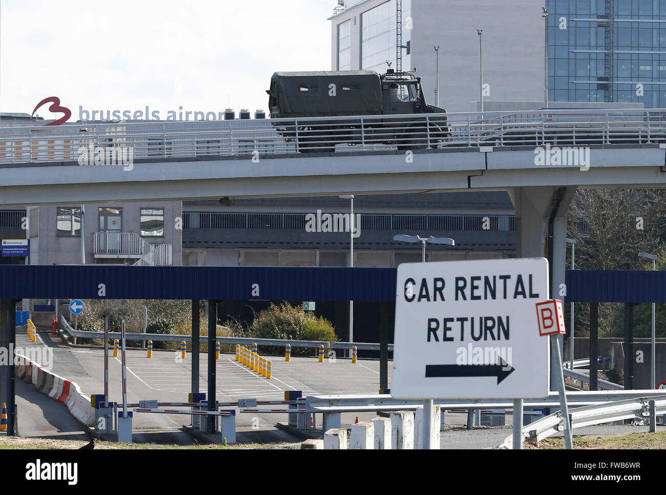 Brüssel, Belgien. 3. April 2016. Ein Militärfahrzeug passieren vor Zaventem Flughafen in Brüssel, Belgien, 3. April 2016. Der Flughafen wurde am Sonntag mit nur drei Flüge innerhalb der Schengen-Zone, Hobeln, wieder bis zu 20 Prozent der Kapazität von Montag wiedereröffnet. © Ihr Pingfan/Xinhua/Alamy Live-Nachrichten Stockfoto
