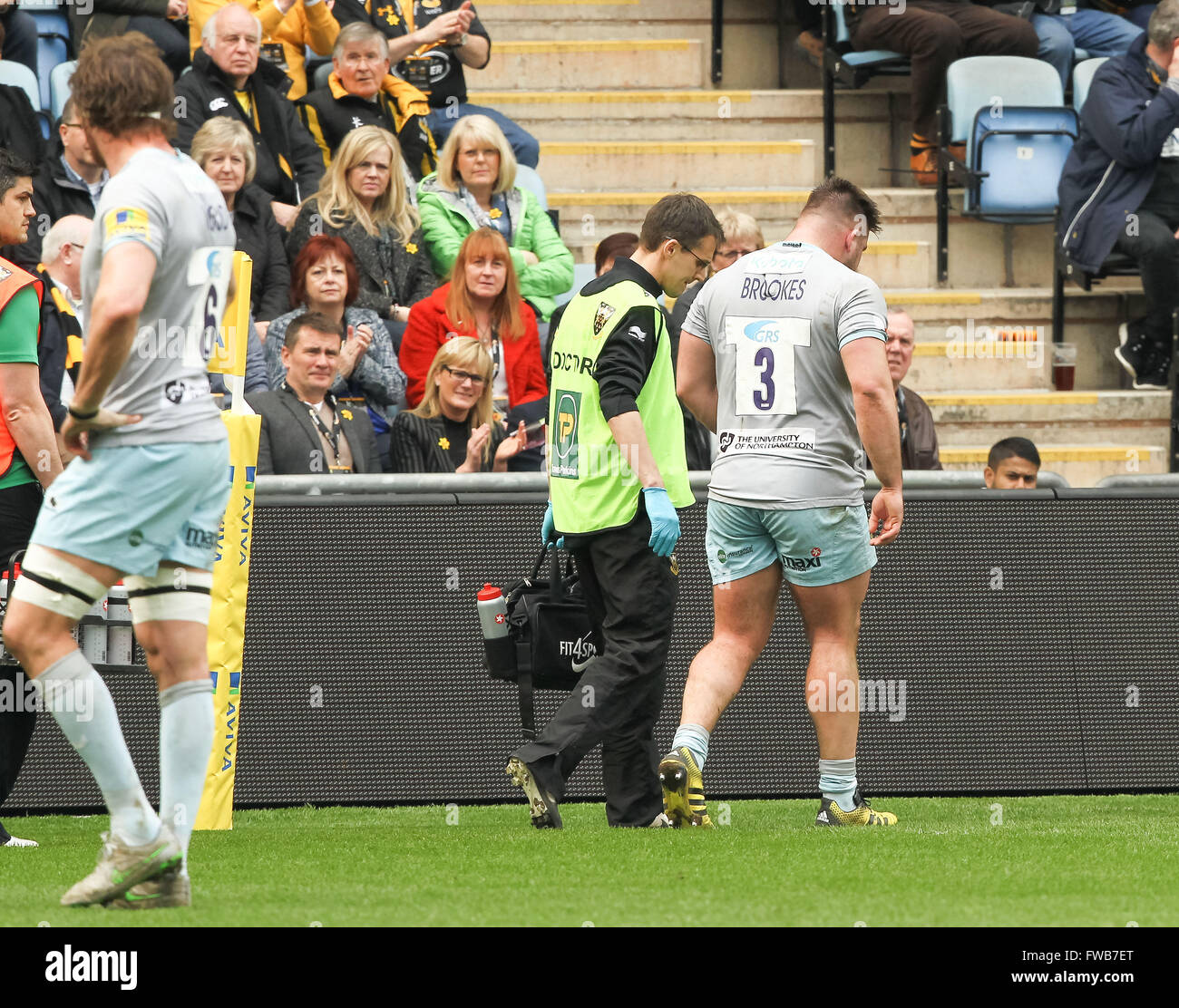 2016 Rugby Aviva Premiership Wespen V Northampton Saints Apr 3rd. Heiligen Prop Kieran Brookes verlässt das Spielfeld mit einer vermuteten Kopfverletzung. Stockfoto