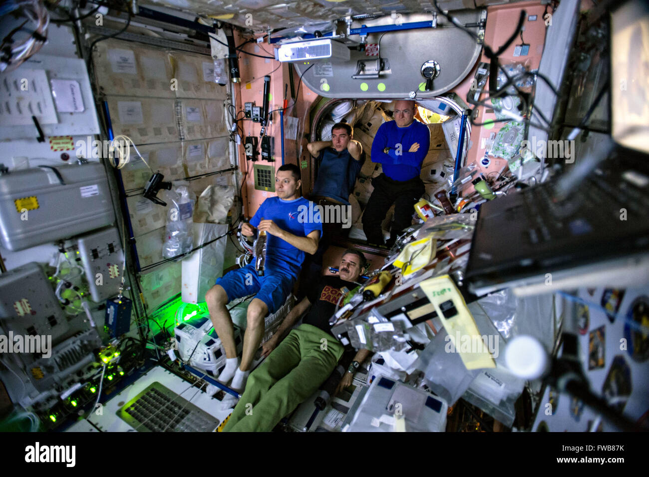 Internationale Raumstation ISS-Expedition 45 Besatzungsmitglieder beobachten eine vorab-Screening The Martian Films in der Einheit Knoten 1 19. September 2015 in der Erdumlaufbahn. Im Uhrzeigersinn von links, sind russische Kosmonauten Oleg Kononenko und Sergei Volkov, NASA-Astronaut Scott Kelly und Kosmonaut Mikhail Kornienko. Stockfoto