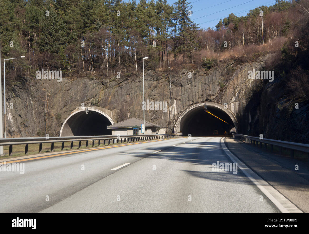 Zweispurige Tunneleingang bei 39 nähert sich Stavanger Norwegen Stockfoto