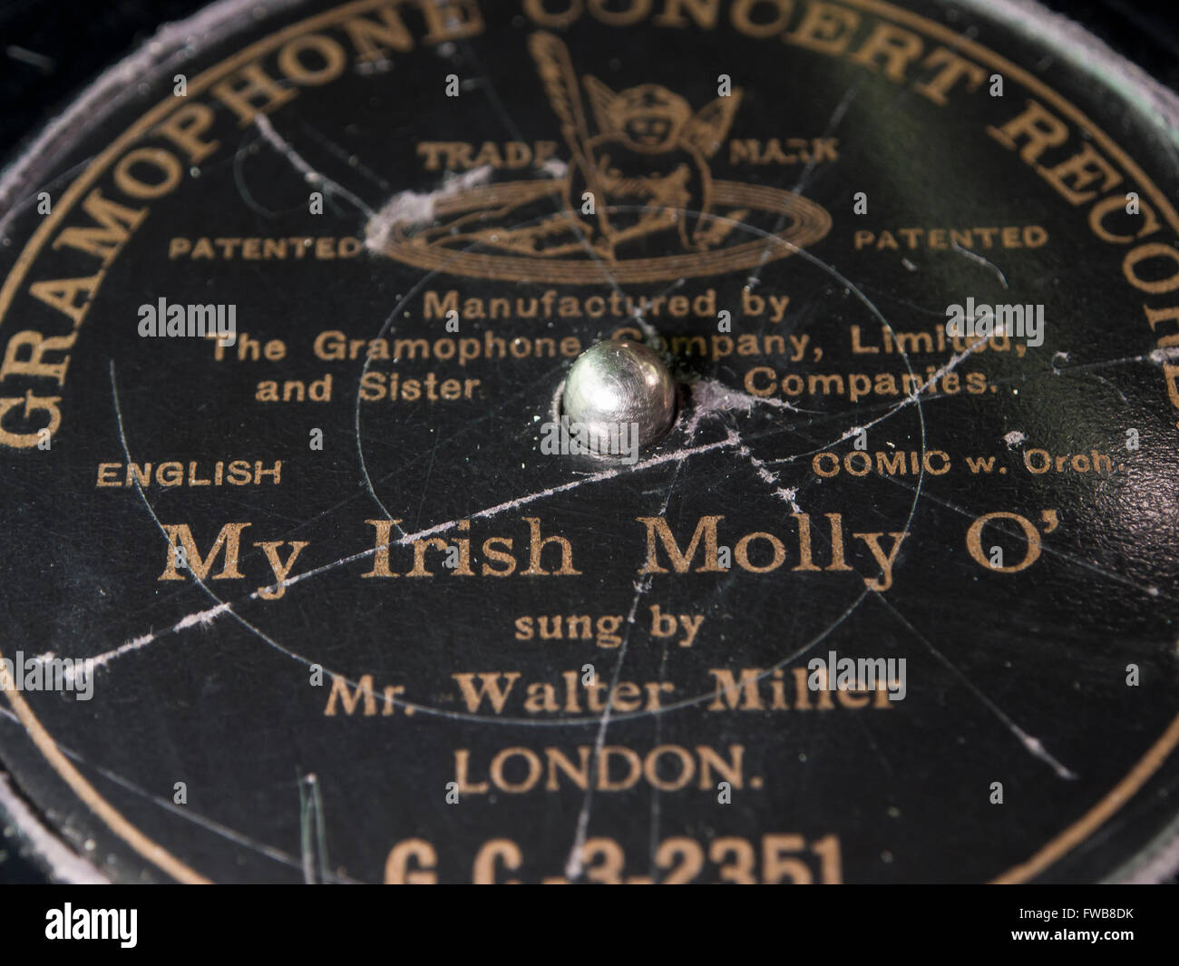 Meine Irish Molly O gesungen von Herrn Walter Miller, original Vintage und staubigen Schellackplatte auf einem Grammophon dito von ca 1911 Stockfoto