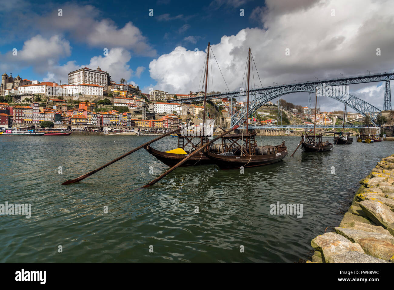 Traditionelle Rabelo Boote mit Dom Luis ich hinter, Porto, Portugal zu überbrücken Stockfoto