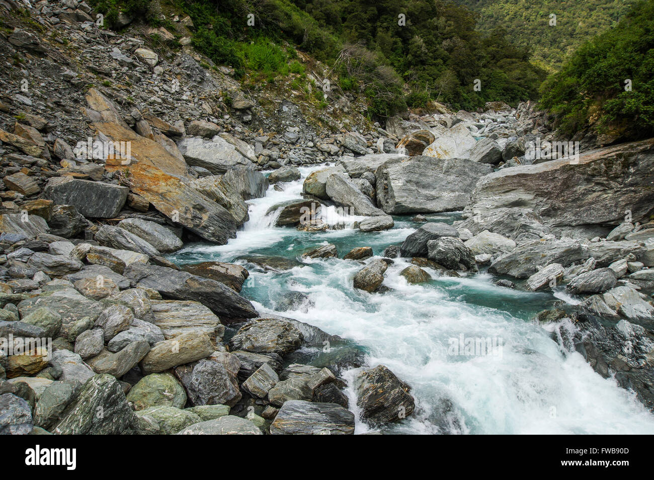 Haast River fließt über einen Berg im Bereich Haast Pass im West Coast Region der Südinsel, Neuseeland Stockfoto