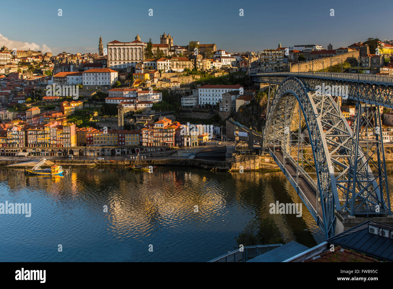 Die Skyline der Stadt mit den Fluss Douro und Dom Luis ich überbrücken, Porto, Portugal Stockfoto