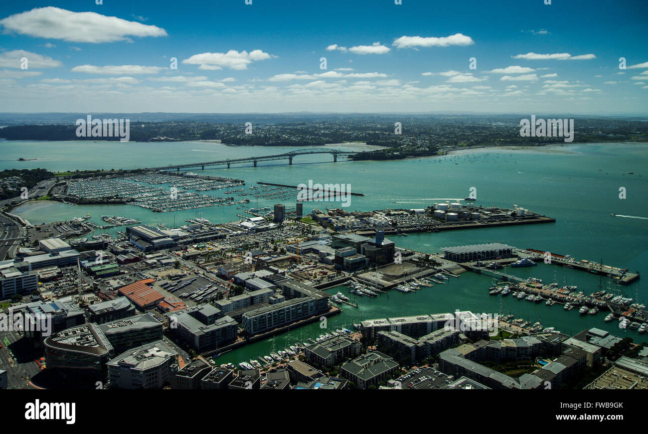 Blick auf Hafen von Auckland und Auckland Harbour Bridge vom Sky Tower Aussichtsplattform Stockfoto