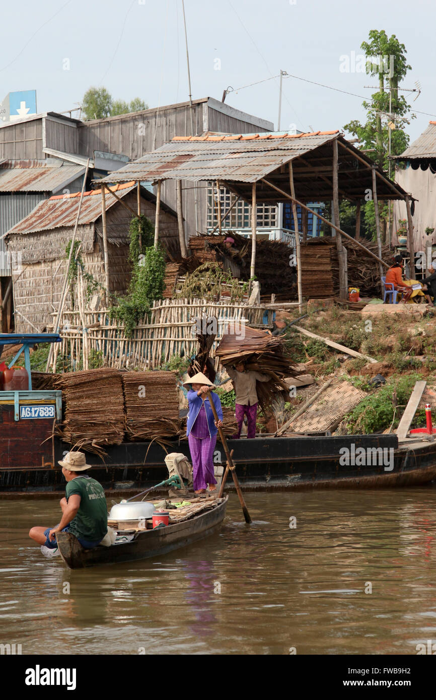 Boot und Dorf im Mekong Delta, Vietnam Stockfoto