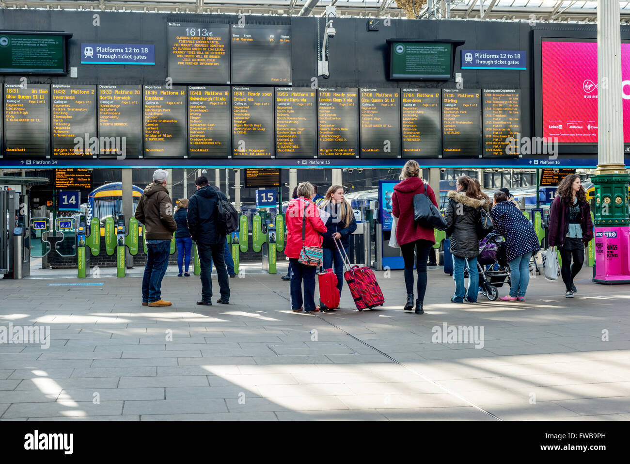 Pendler am Bahnhof Edinburgh Waverley in Schottland Stockfoto