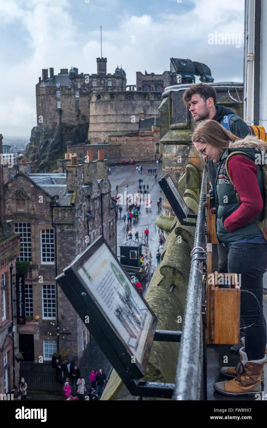 Besucher der Camera Obscura in Edinburgh blicken auf die Stadt und Edinburgh castle Stockfoto