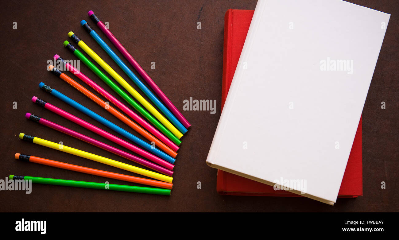 Hölzerne Schriftsteller Desktop mit bunten Bleistift und leere Cover Buch Stockfoto
