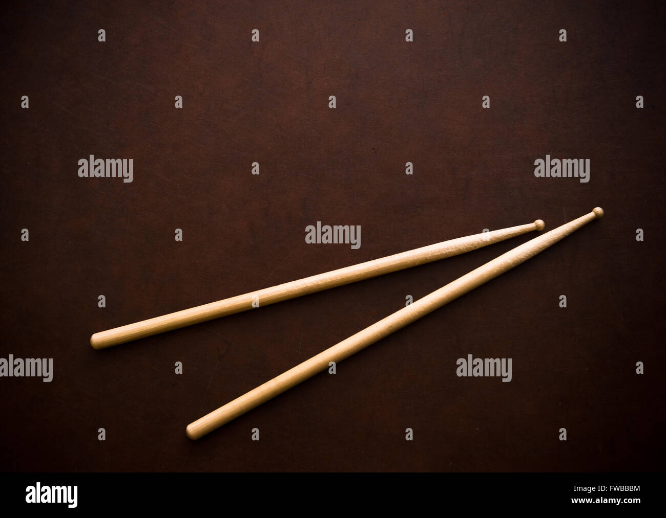 Paar Drumsticks auf hölzernen Desktophintergrund Stockfoto
