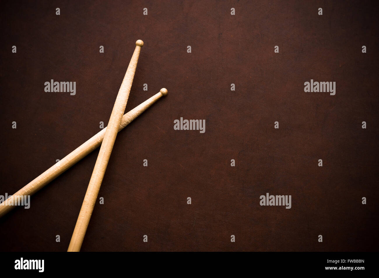 Paar Drumsticks auf hölzernen Desktophintergrund Stockfoto