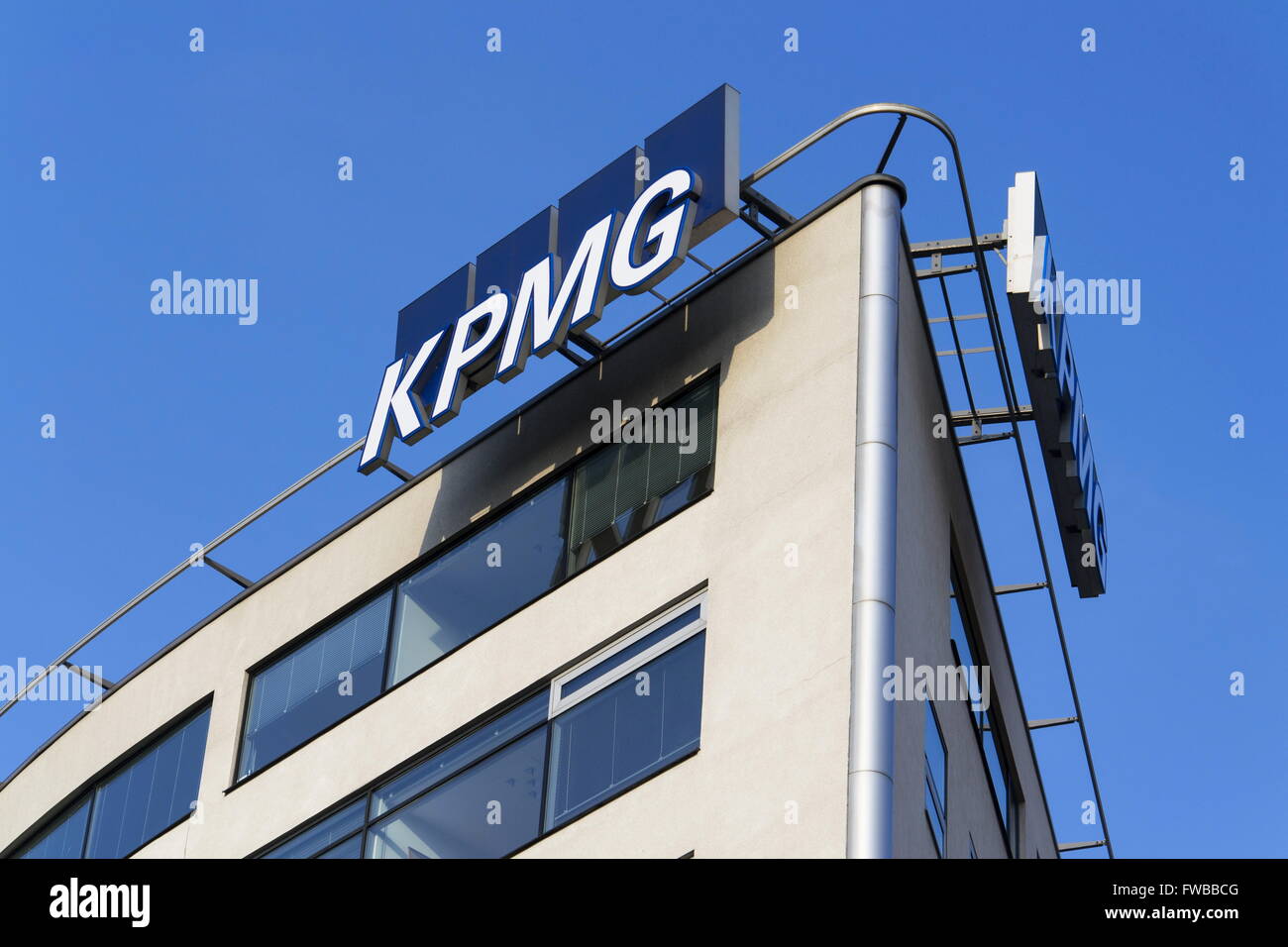 Prag, Tschechische Republik - 31.März: professioneller Service Unternehmen KPMG-Logo auf dem Gebäude der Tschechischen zentrale am 31. März, Stockfoto