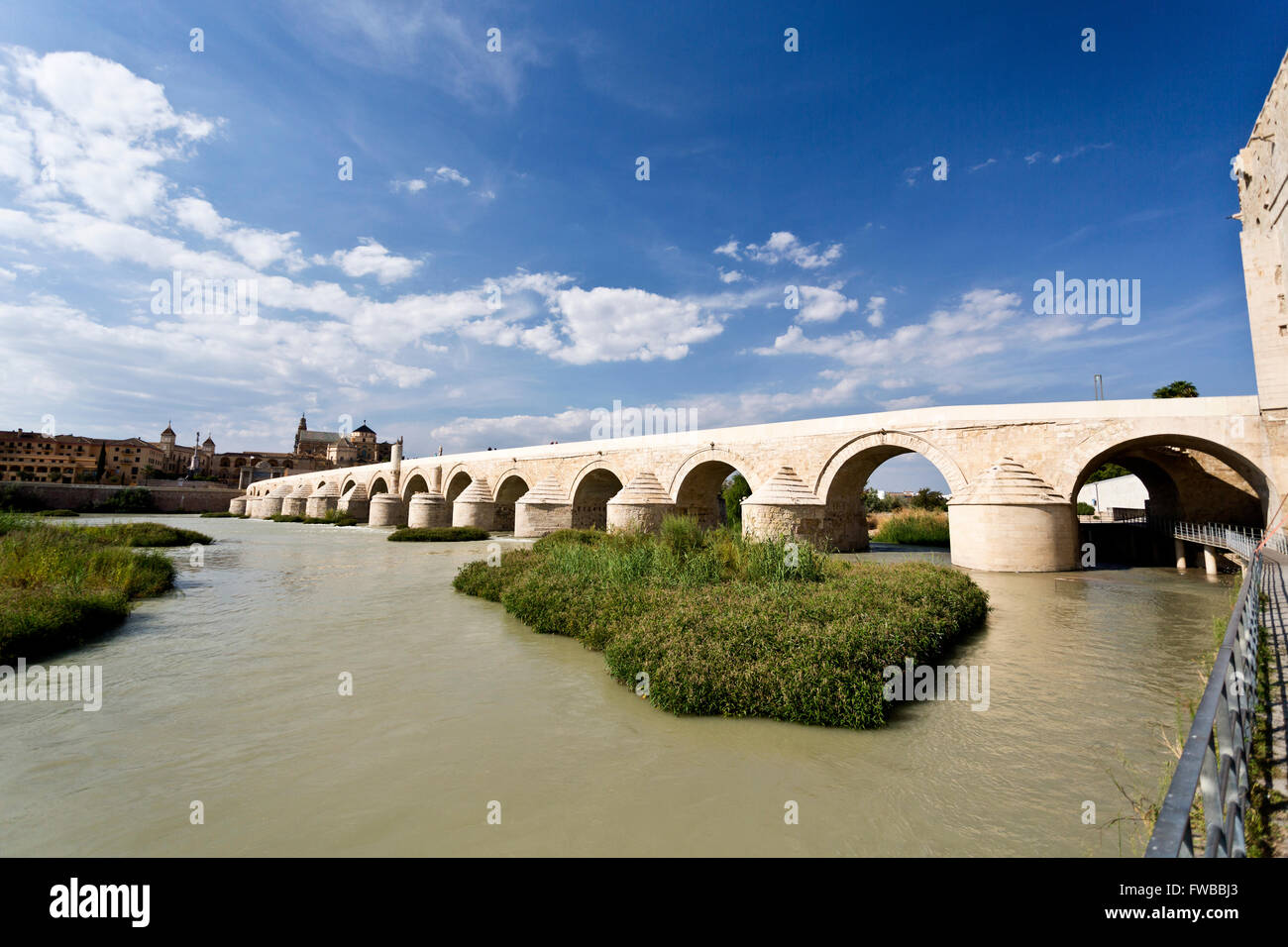 Römische Brücke über den Guadalquivir in Córdoba, Spanien im frühen 1. Jahrhundert v. Chr. gebaut Stockfoto