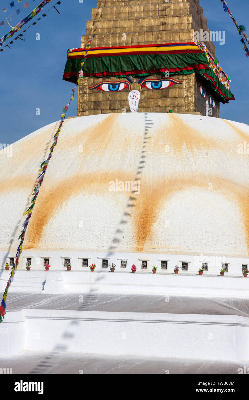 Bodhnath, Nepal.  Die All-Seeing Augen der Buddha blicken von oben die Stupa Bodhnath, ein Zentrum des tibetischen Buddhismus. Stockfoto
