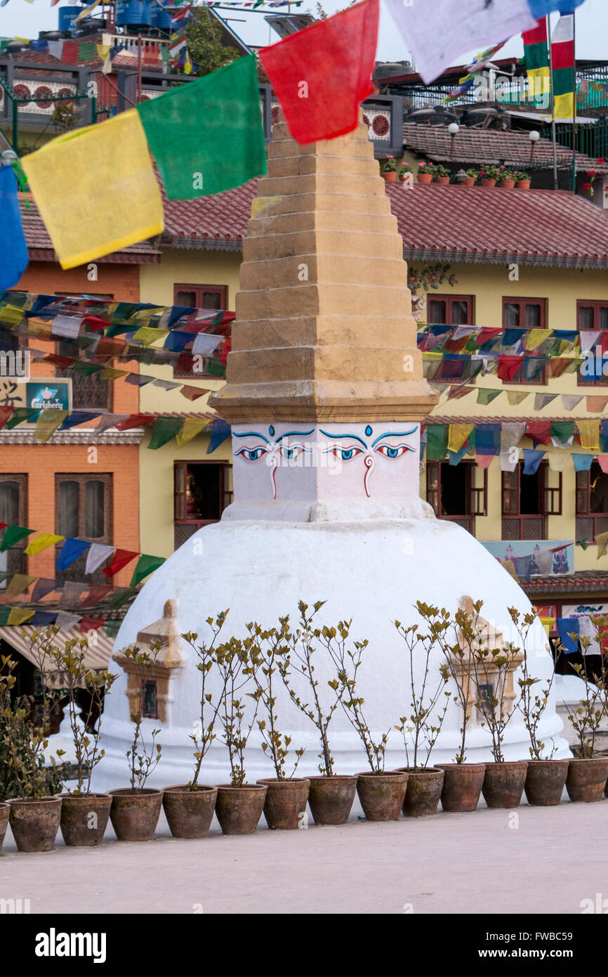 Bodhnath, Nepal.  Augen des Buddha Look, aus einem kleinen Stupa angrenzend an die wichtigsten Stupa Bodhnath. Stockfoto