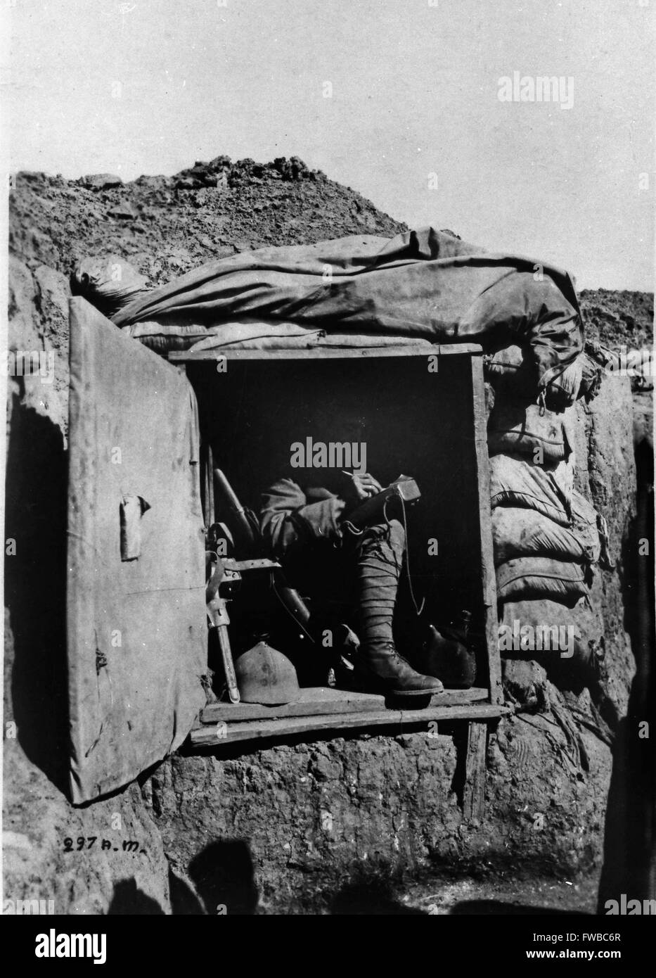 Ein italienischer Soldat während des Ersten Weltkrieges einen Brief schreiben in einem Schutzkasten in der Mazedonischen Gräben von Cerna. Circa 1916. Stockfoto