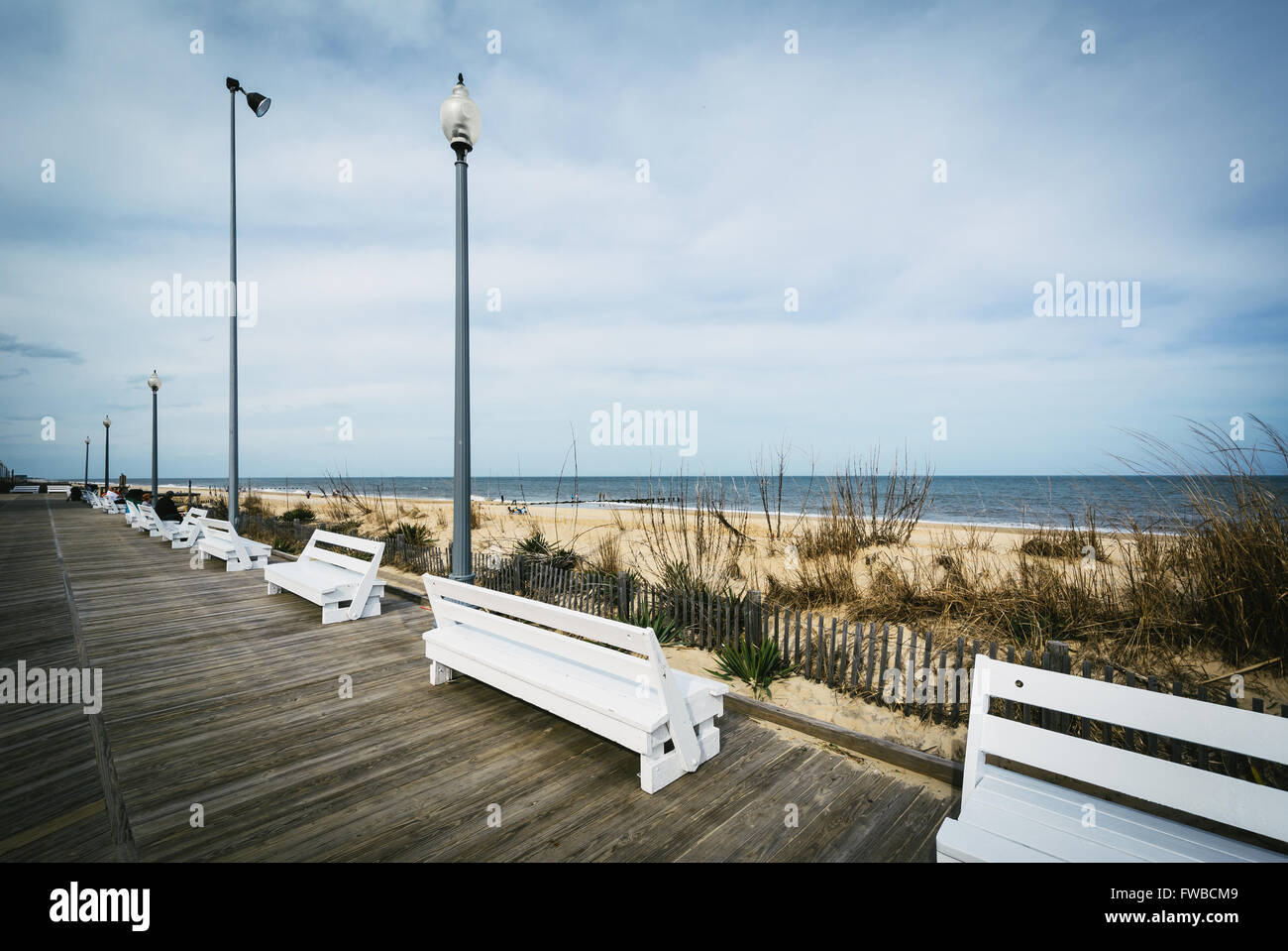 Bänke auf der Promenade in Rehoboth Beach, Delaware. Stockfoto