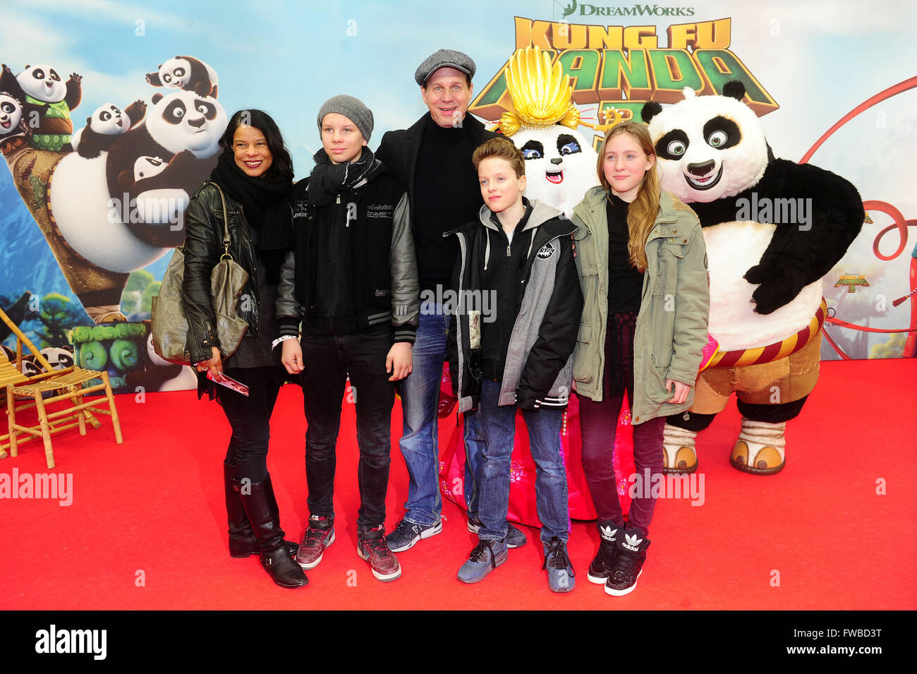 Premiere von Kung Fu Panda 3 am Zoopalast Featuring: Jackie Brown, Thomas Heinze Mit Seinen Drei Kindern Sam Und Den Zwillingen Lucille Und Lennon wo: Berlin, Deutschland bei: 2. März 2016 Stockfoto