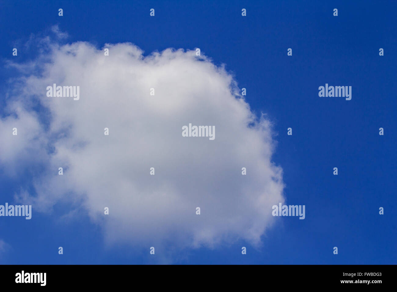 Weiße Wolken am blauen Himmelshintergrund im sonnigen Tag Sommer Stockfoto