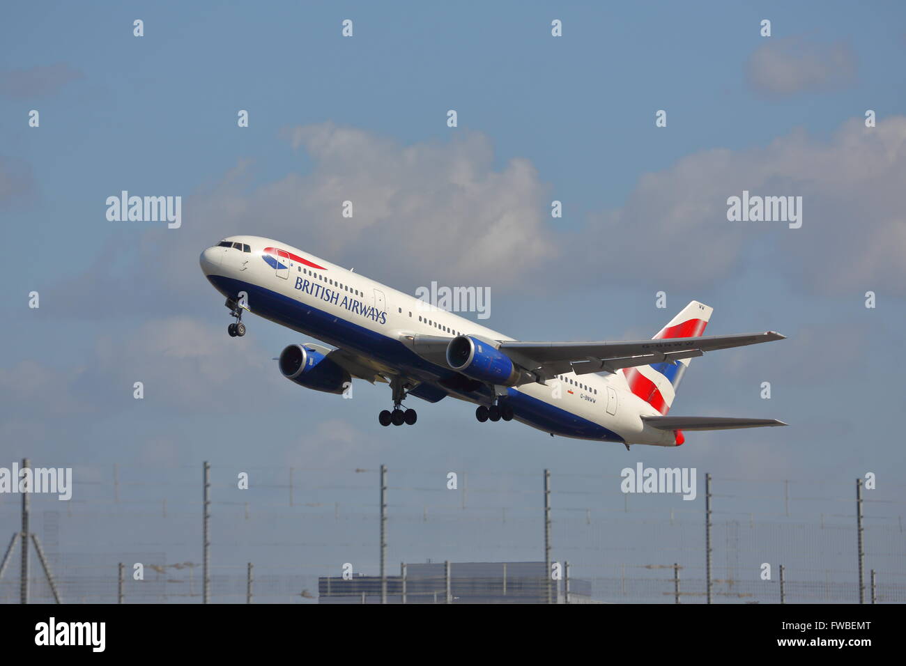 British Airways Boeing 767-300 G-BNWW ausgehend von London Heathrow Airport, Großbritannien Stockfoto