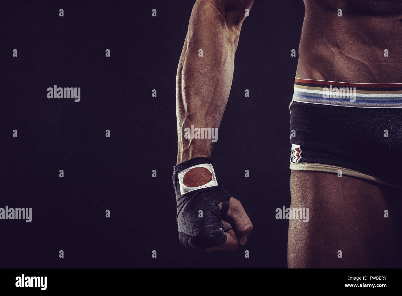 MMA-Kämpfer Bandagen für die Ausbildung vorbereiten. Darck Hintergrund Stockfoto