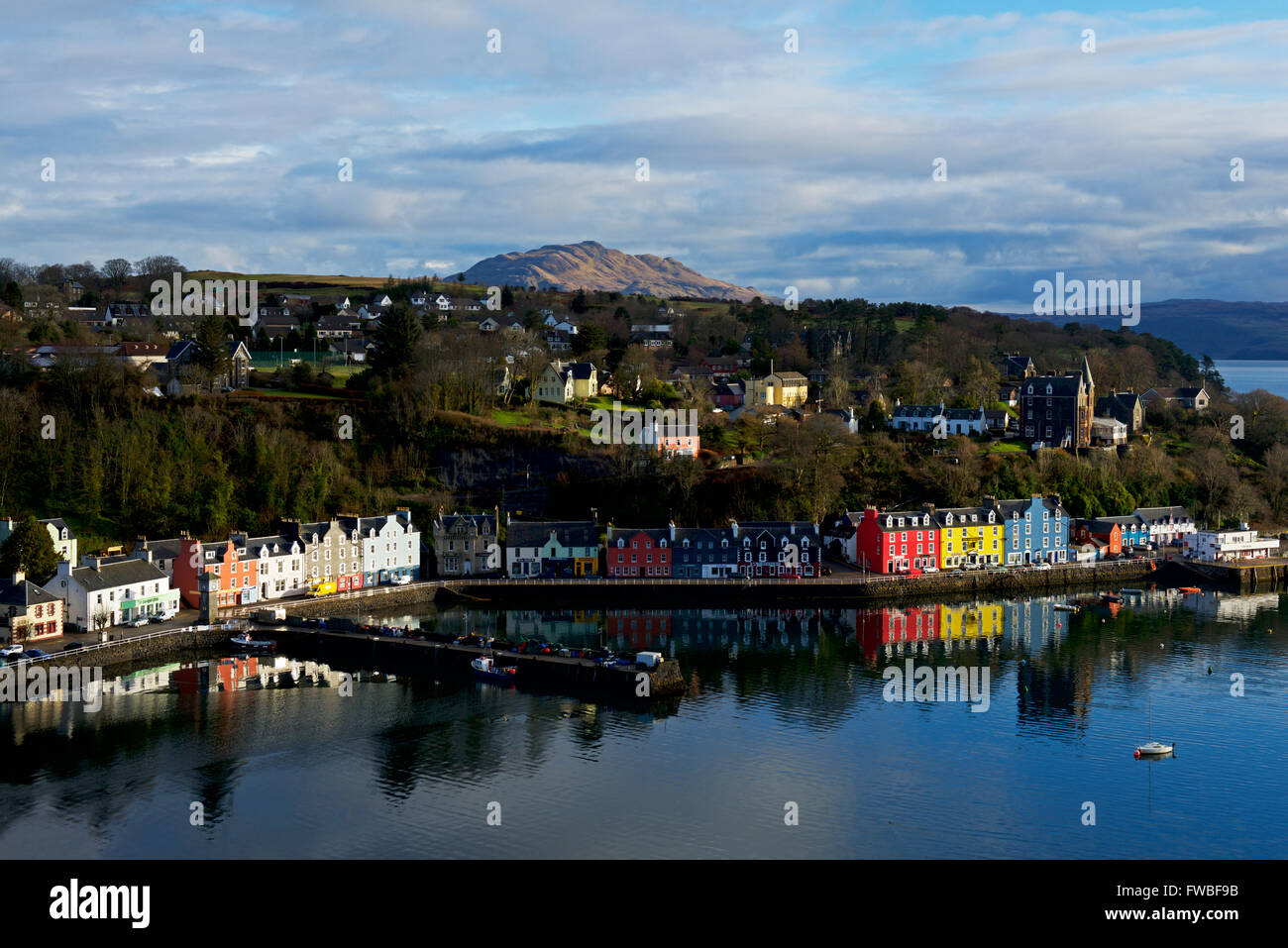 Bunte Häuser säumen den Hafen in den Hafen von Tobermory, Isle of Mull, Inneren Hebriden, Argyll and Bute, Scotland UK Stockfoto