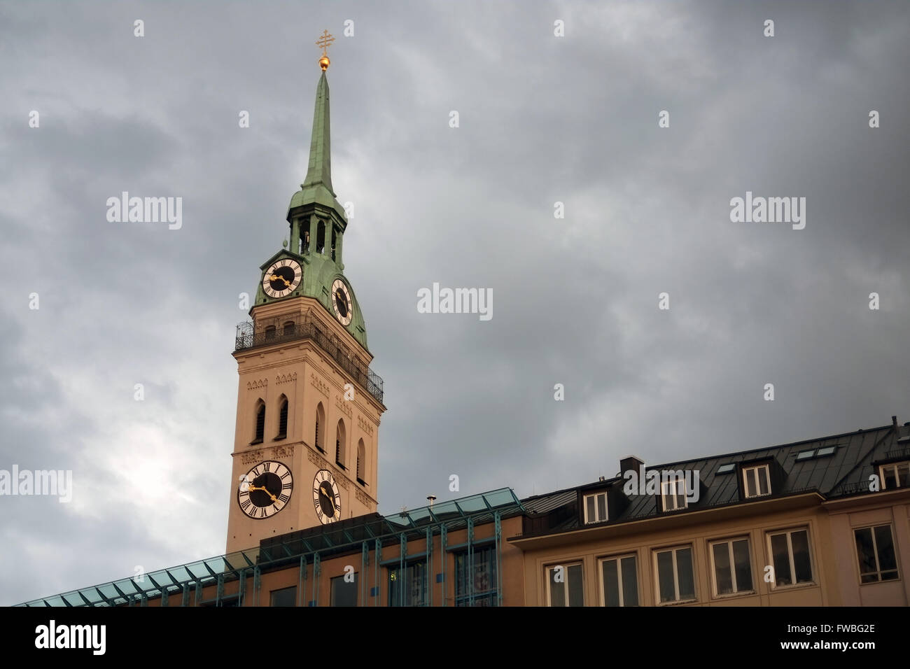 Blick auf den Turm der St.-Petri Kirche (Peterskirche) in der Stadt München, Bayern, Deutschland. Stockfoto