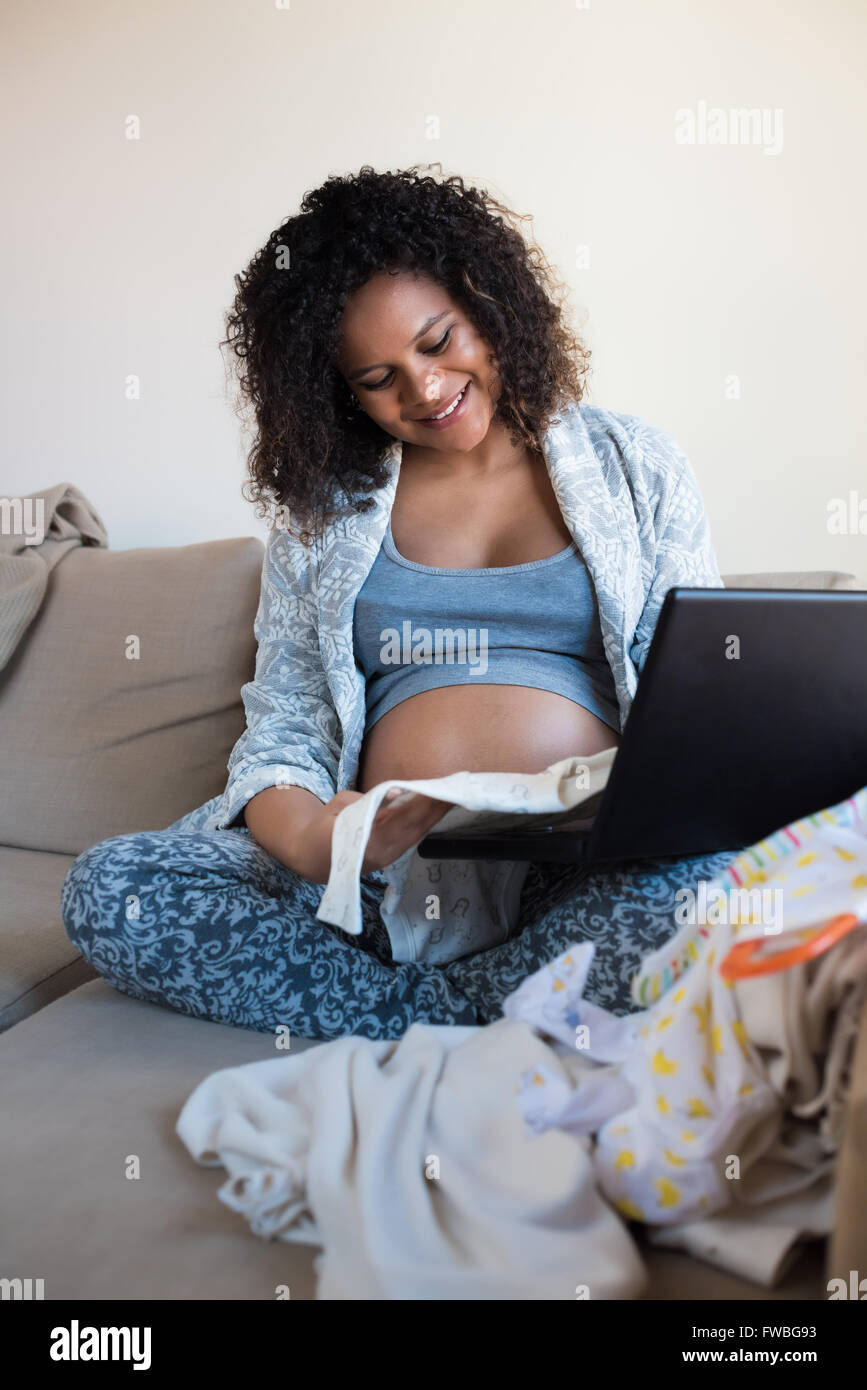 Online-shopping für ihr Baby schwanger Afrikanerin Stockfoto