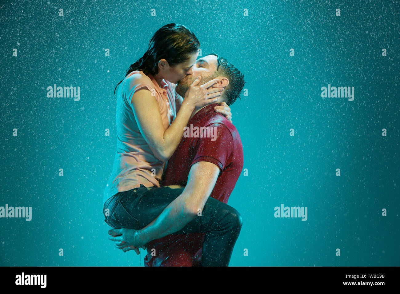 Romantic Couple Kissing In Rain Stockfotos &amp; Romantic Couple Kissing In